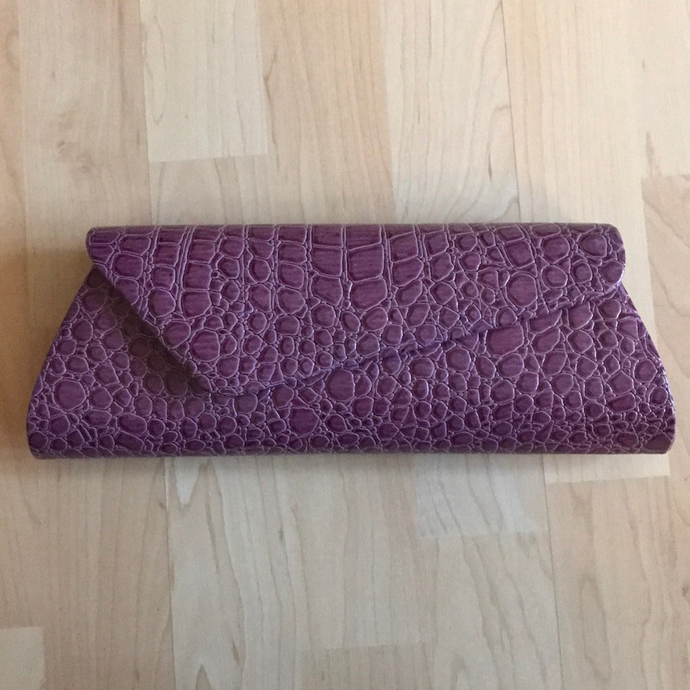 3/30 Purple snakeskin clutch wire strap